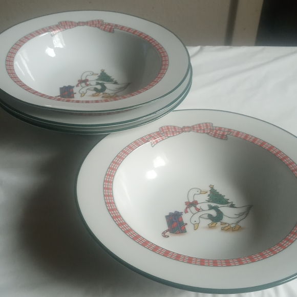 Holliday Memories Fine Porcelain( 4 bowls set) - Picture 3 of 4